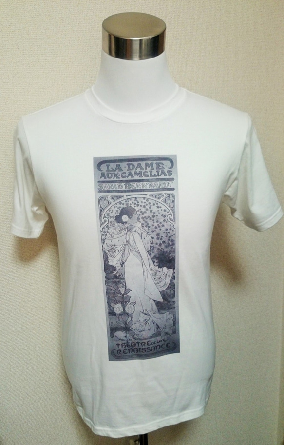 アルフォンス・ミュシャ「椿姫（グレースケール）」Tシャツ 1枚目の画像