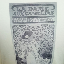 アルフォンス・ミュシャ「椿姫（グレースケール）」Tシャツ 2枚目の画像