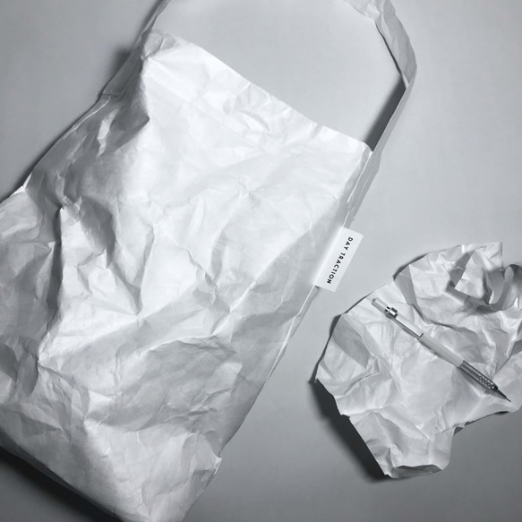 "wrinkle bag" 紙のような質感のワンハンドルバッグ 3枚目の画像
