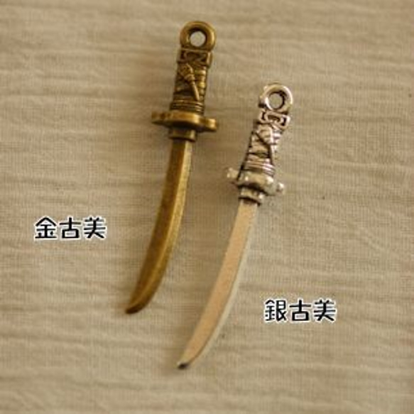 ac863 /日本古董劍，金屬魅力，德科，黃金時代，櫻花圖案的劍（10件） 第1張的照片