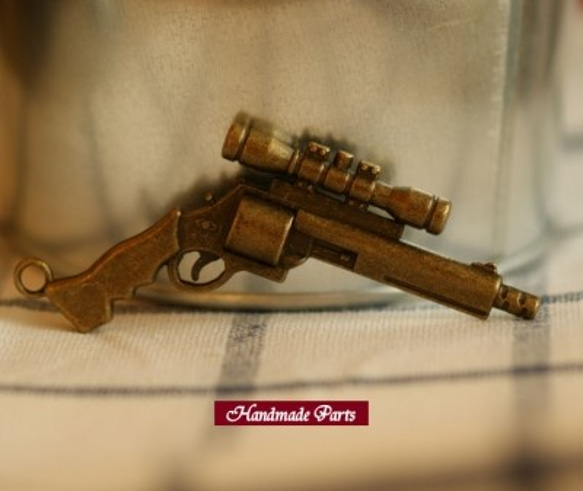 ac342/アンティーク風・メタルチャーム・デコ・金古美・銃 (1個) 1枚目の画像