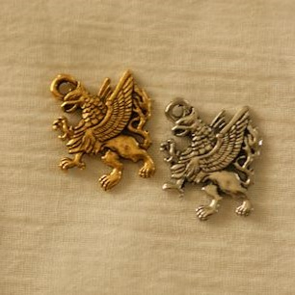 us49【USA製チャーム】銀古美・グリフォン(2個)/USA pendant silver griffin (2p) 2枚目の画像