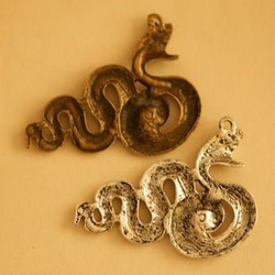 p853/ハンドメイドパーツ・メタルチャーム・銀古美・蛇(3個) 2枚目の画像