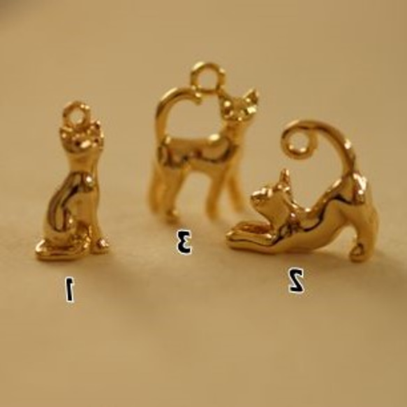 qq83/チャーム・K16GPゴールド・猫(2)(3個) 1枚目の画像