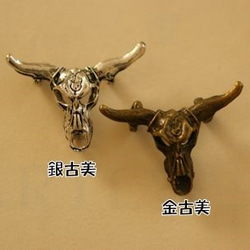 p598/ハンドメイドパーツ・チャーム・金古美・牛の頭蓋骨(4個) 1枚目の画像