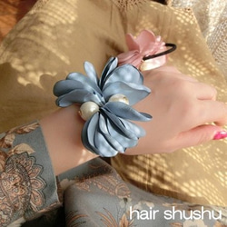 【ヘアゴム】ローズのお花/フラワー＆パールのヘアゴム（ブルー） 2枚目の画像
