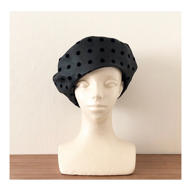 残りわずか！おススメカワイイです‼️カタチにこだわるベレー帽　フェイクレザーのドット