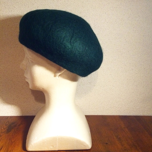 ポワッとかわいい羊毛フェルトのベレー帽　ディープグリーン 1枚目の画像