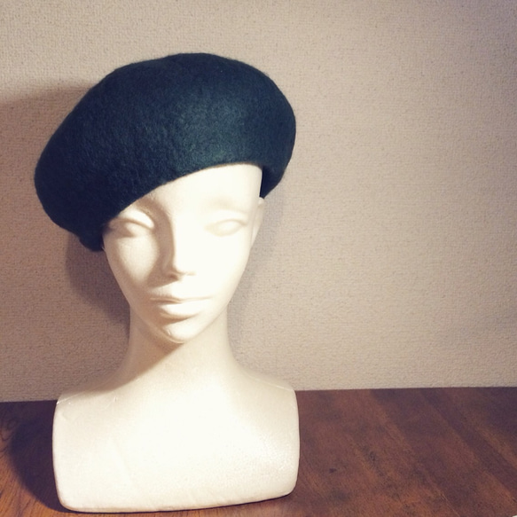 ポワッとかわいい羊毛フェルトのベレー帽　ディープグリーン 2枚目の画像