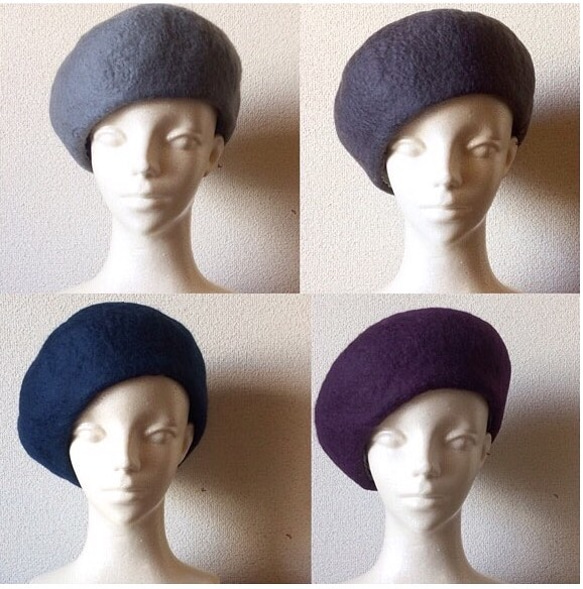 ポワッとかわいい❗️オールハンド羊毛フェルトのベレー帽　こっくりクールカラー 1枚目の画像