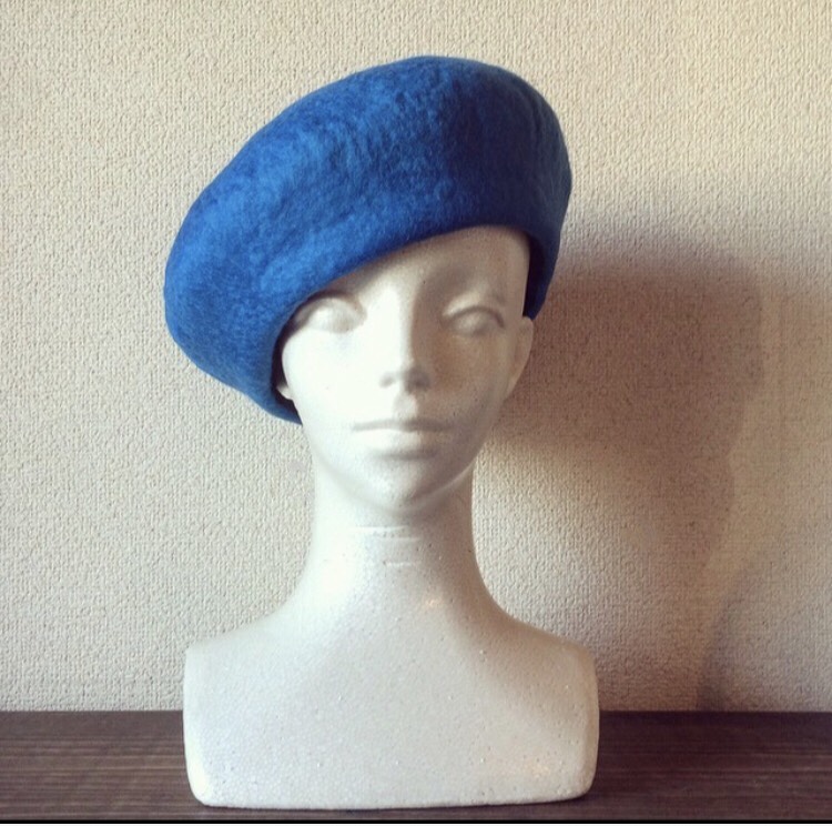 ポワッとかわいい！オールハンド羊毛フェルトのベレー帽　コバルトブルー
