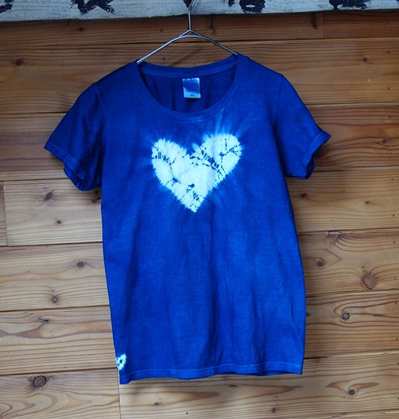 ハートの絞りの藍染Tシャツ（レディース）Lのみ Tシャツ uriuribachan