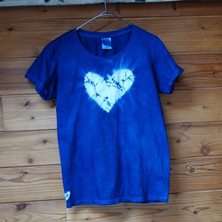 ハートの絞りの藍染Tシャツ（レディース） 1枚目の画像