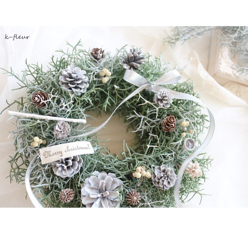 グリーンホワイトのクリスマスリース　シャリンバイ　ブルーアイス グリーンホワイトのクリスマスリース シャリンバイ ブルーアイス