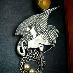 ブローチ手彫りの装飾クレーンひよこ卵黄オレンジアゲート（瑪瑙）パール（真珠）10K金（ゴールド）銀（シルバー） 1枚目の画像