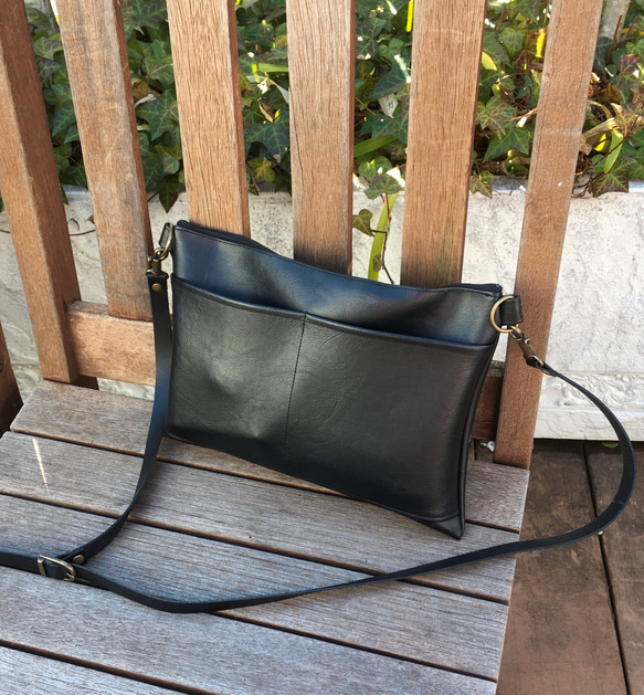 PUレザーバッグ・サコッシュ＊ブラック【B5／iPad】 ショルダーバッグ