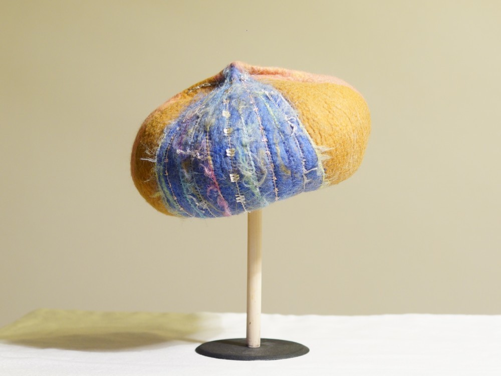 ベレー帽　青とピンクのちょうちょ