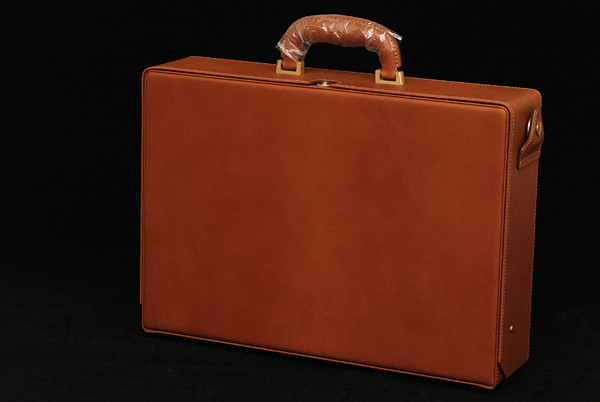 シンプルなプッシュ錠タイプアタッシュケース　Nakamura-model