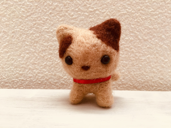 【sold  out】羊毛 ミニサイズのブチ猫ちゃん 1枚目の画像