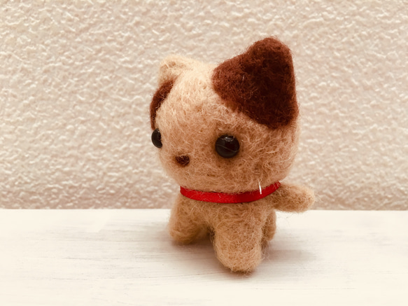 【sold  out】羊毛 ミニサイズのブチ猫ちゃん 2枚目の画像