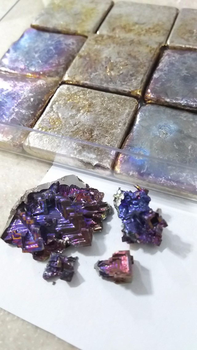 神秘的な美しさを持つビスマス結晶 432gケース付き