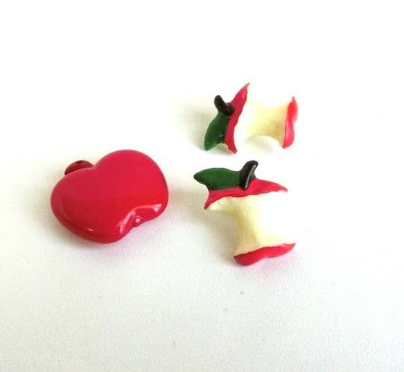 B4:りんごのプラスチックボタン(2種 3個セット) 1枚目の画像