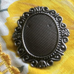 ブローチ型ミール皿（濃いロジウムカラー・楕円）1個 1枚目の画像