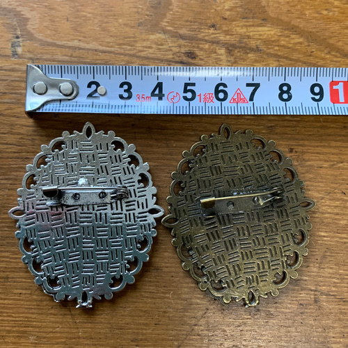 KA1 レジンアクセサリー ブローチ枠 古美金、古美銀、2個セット 金具