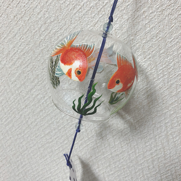 三匹の金魚が泳ぐ涼しげな風鈴 2枚目の画像