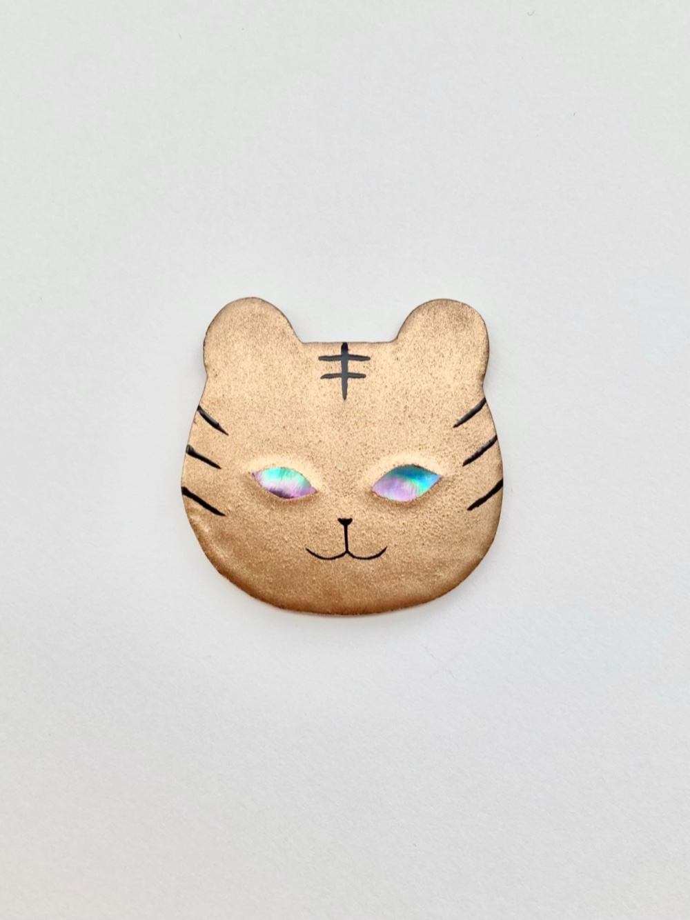 《再販/数量限定》とらのブローチ (ゴールド) 漆皮に螺鈿