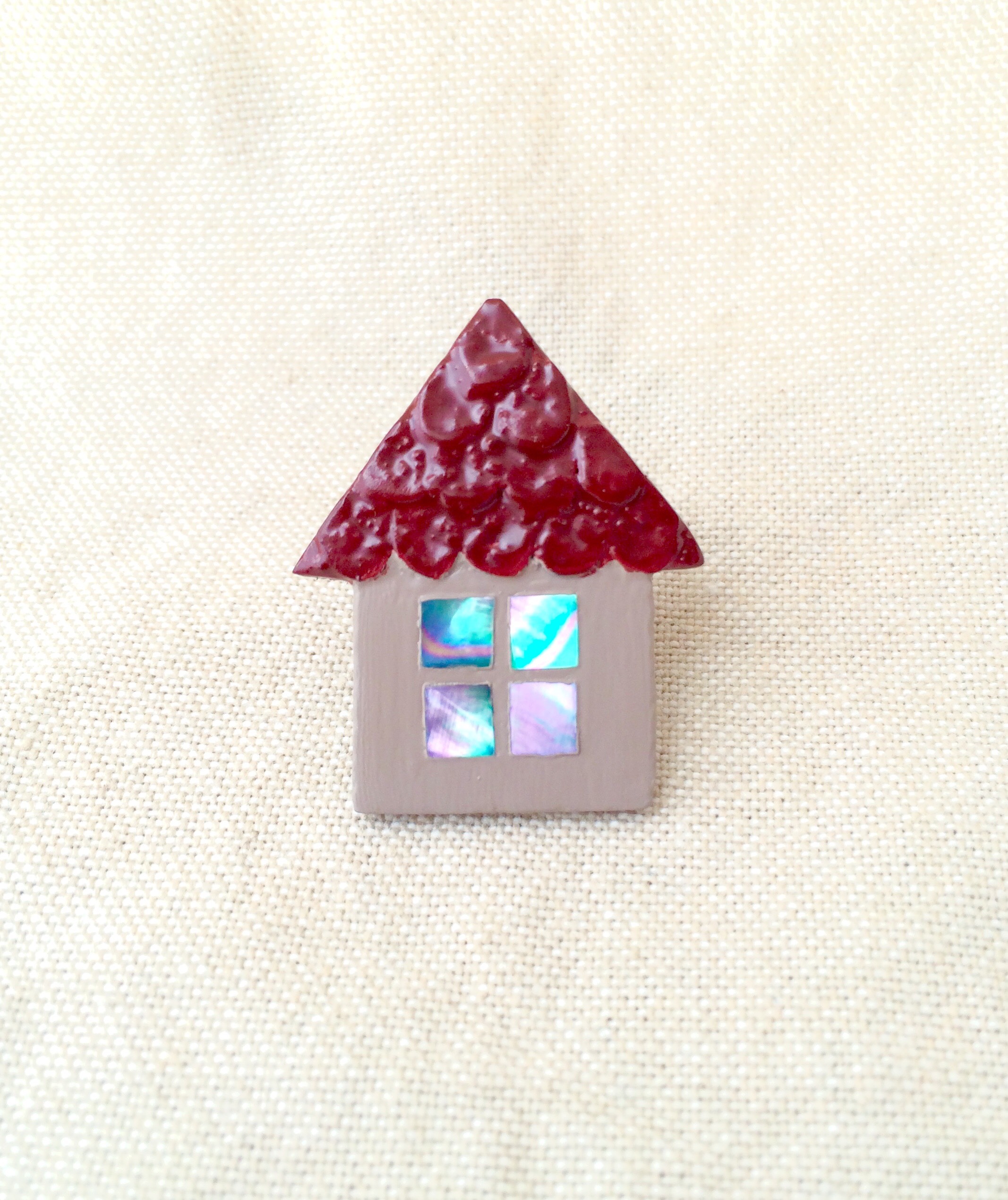 赤い屋根のおうちのピンブローチ  漆と螺鈿