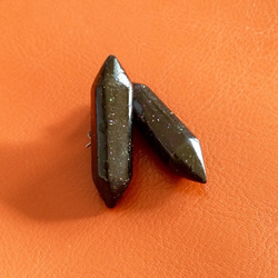 原石のかたちのピアス(黒い宇宙)  漆と螺鈿・チタン 1枚目の画像
