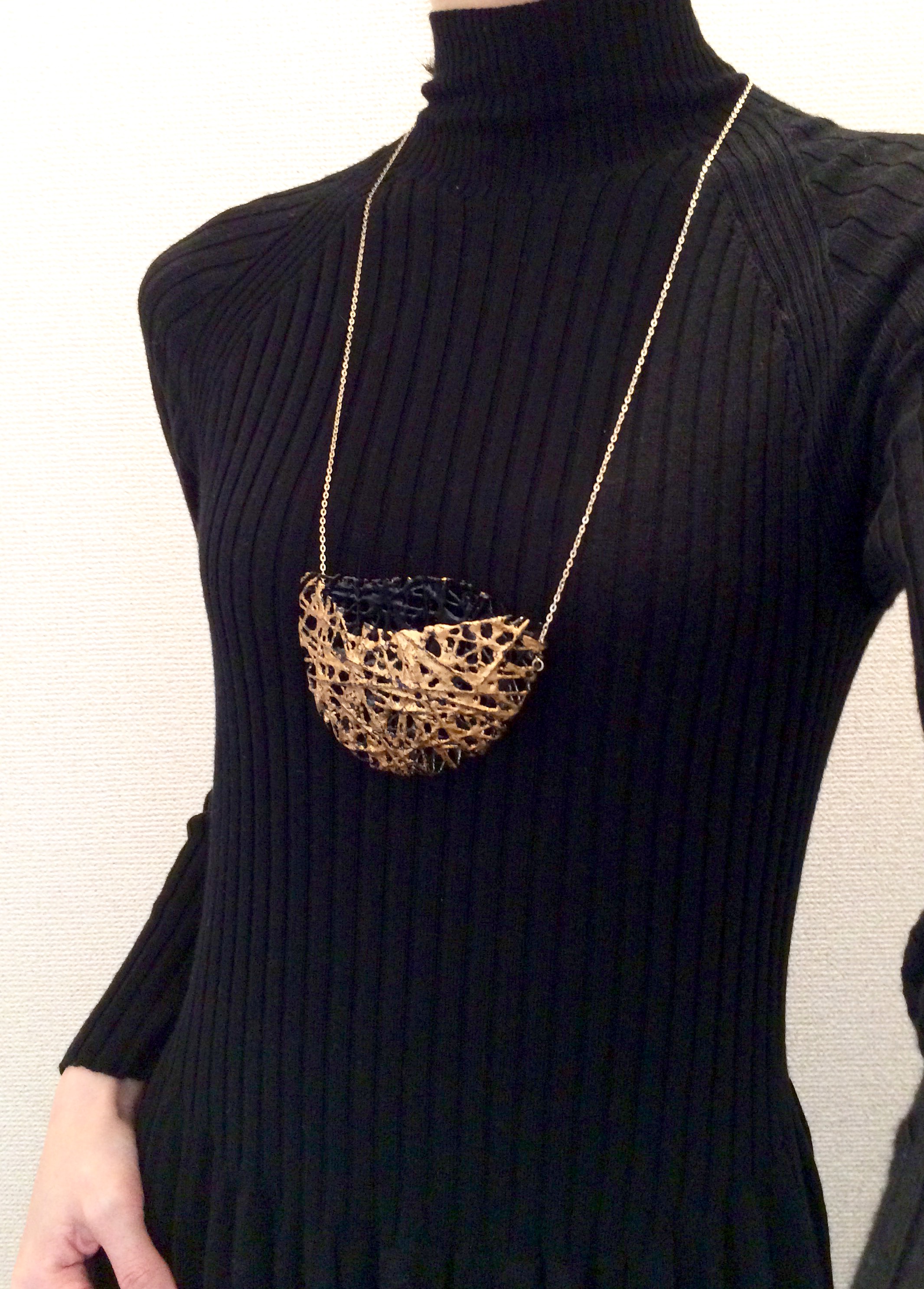 ＂pita "  (金箔×黒漆)  漆の大ぶりネックレス