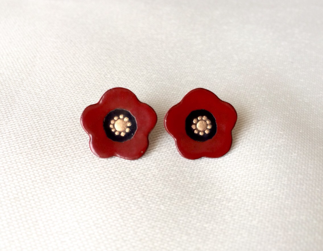 赤い小花のピアス(朱漆×黒漆) 乾漆・チタン
