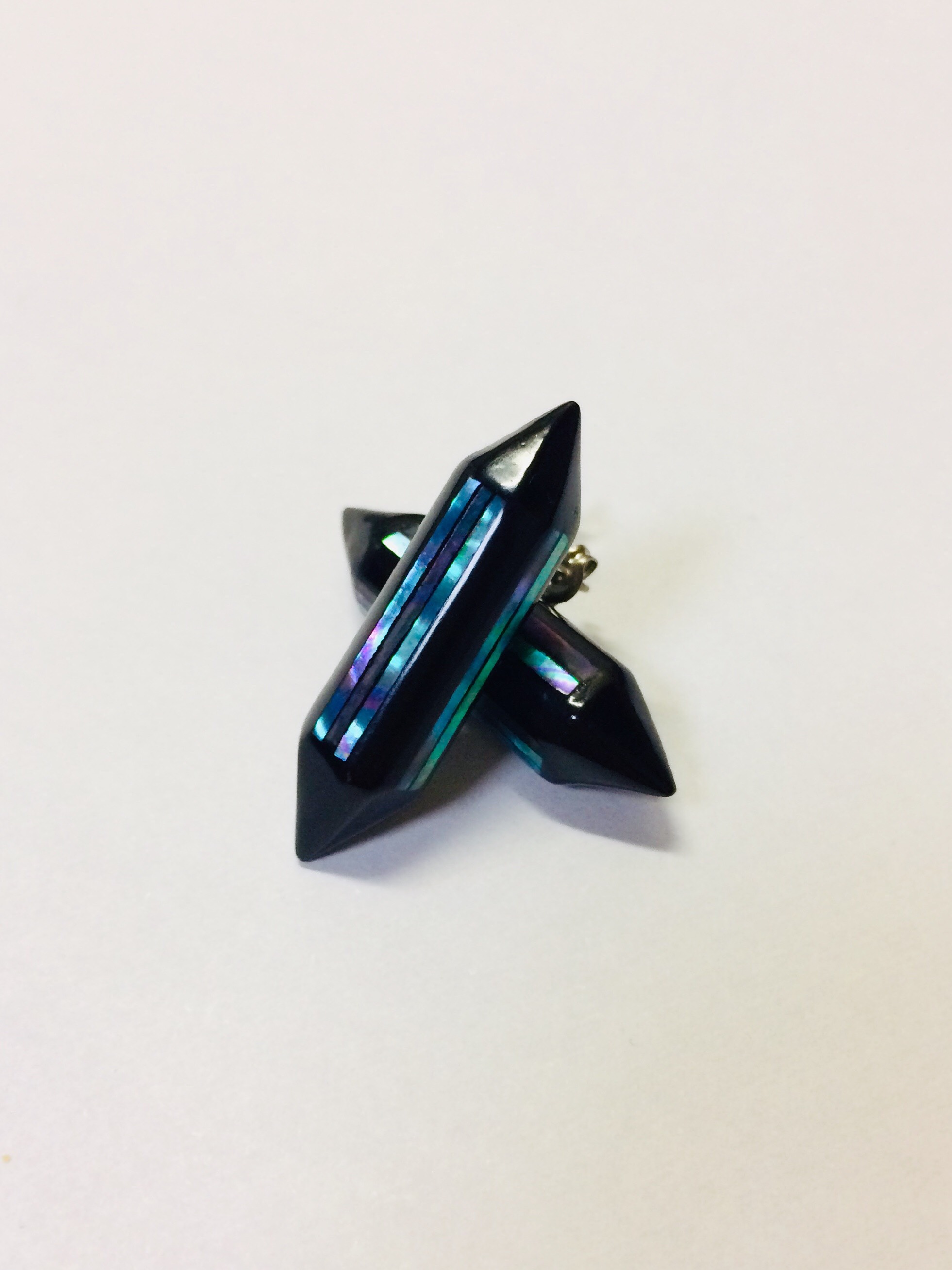 原石のかたちのピアス(ライン)  漆と螺鈿・チタン