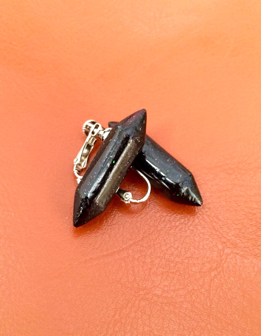 原石のかたちのイヤリング(黒い宇宙)  漆と螺鈿