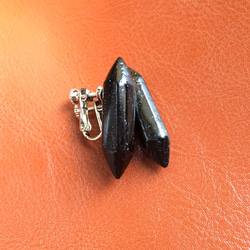 原石のかたちのイヤリング(黒い宇宙)  漆と螺鈿 2枚目の画像