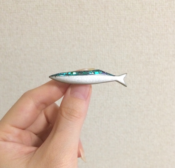 海のブローチ "Sanma" 螺鈿・漆塗り 4枚目の画像