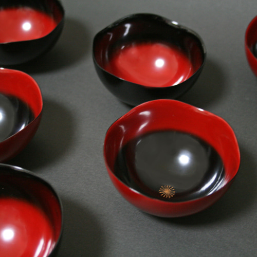 乾漆酒器「捧ぐうつわ」(朱) 漆器 おちょこ・ぐい呑み・徳利 studio