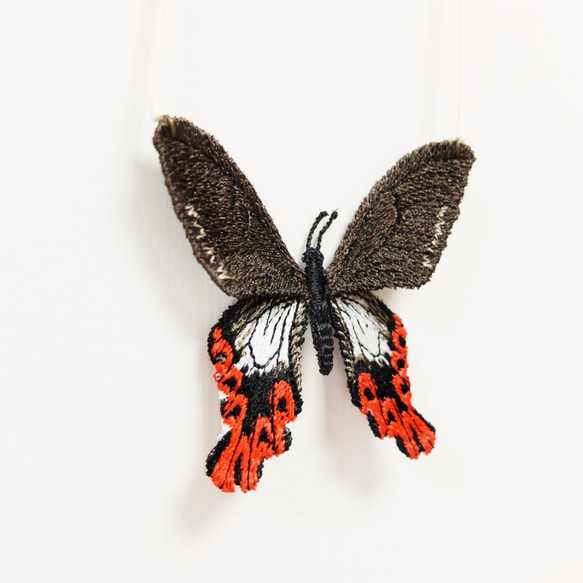 刺繡。天然石蝴蝶項鍊 / 寬尾鳳蝶 Broad-tailed Swallowtail Butterfly 第3張的照片