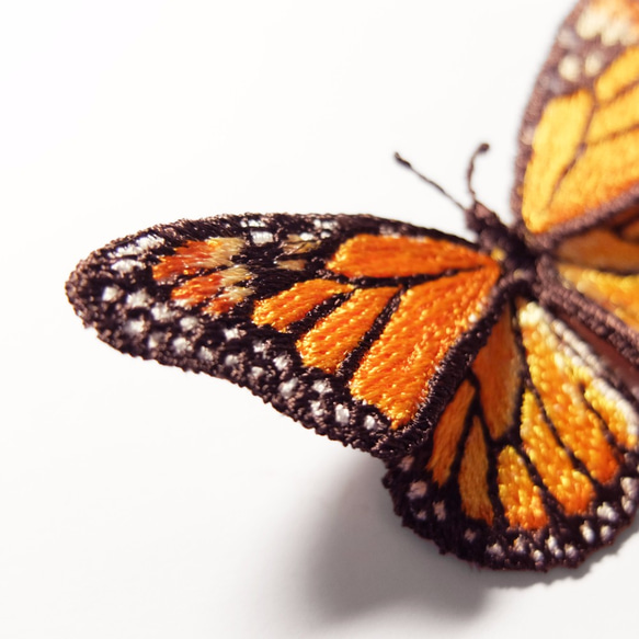 刺繡蝴蝶。帝王蝶 Monarch Butterfly 中型 別針 第1張的照片