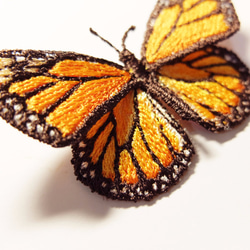刺繡蝴蝶。帝王蝶 Monarch Butterfly 中型 別針 第3張的照片