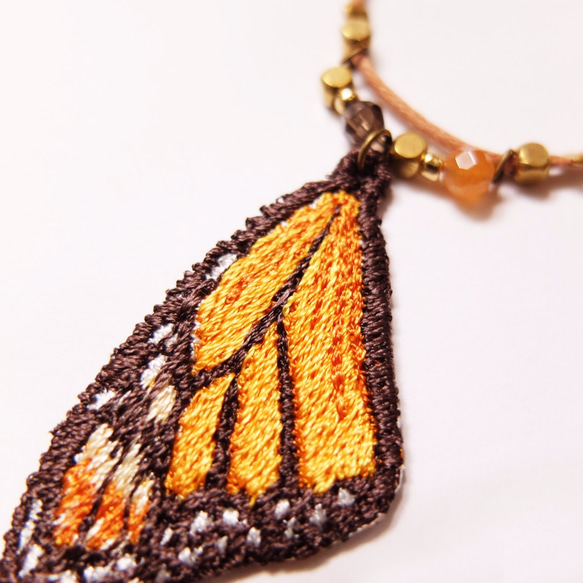 刺繡。天然石蝶羽項鍊 / 帝王蝶 Monarch Butterfly 第2張的照片