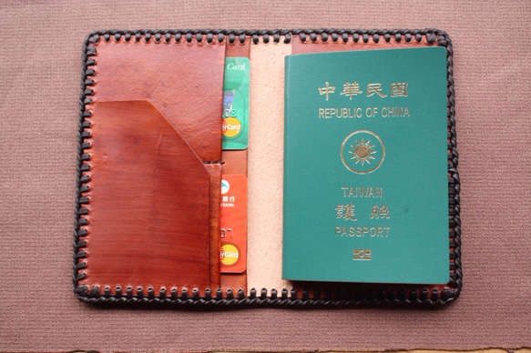 純手工製作｜植鞣護照夾｜手染咖啡刷色｜皮繩滾邊 第3張的照片