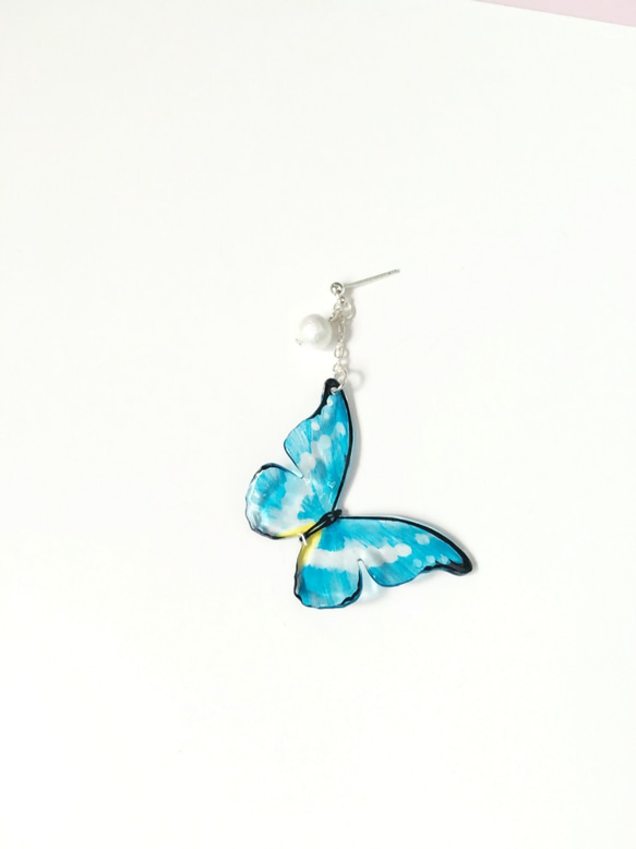 *Haku‧Neko* 手繪蝴蝶透藍紋理黃色蝴蝶短鏈子棉棉珠耳環 耳針 第3張的照片