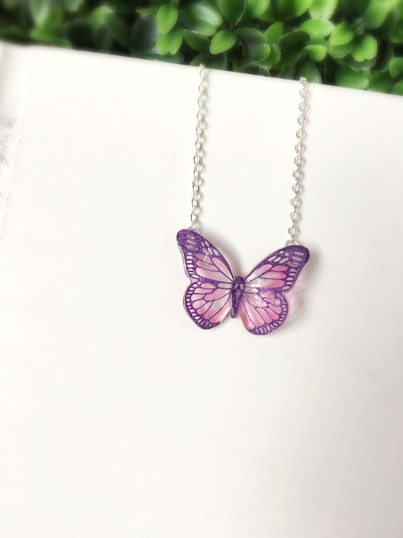 *Haku‧Neko*紫色の蝶が質感のピンクぽっちゃりバタフライネックレスバタフライのネックレスを描きました 2枚目の画像