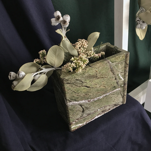 カラー]森の果物の木の石の大理石の石の樫の木の花小さな長方形の家の