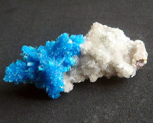 ペンタゴン石 ペンタゴン石 Pentagonite 鉱物たちの庭