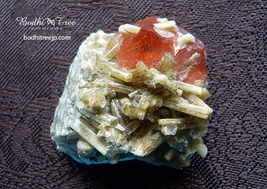 モロッコ産グロッシュラーガーネット＋ダイオプサイド/原石・鉱物