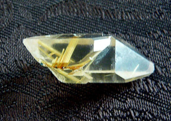 ゴールドルチル入り水晶 1枚目の画像